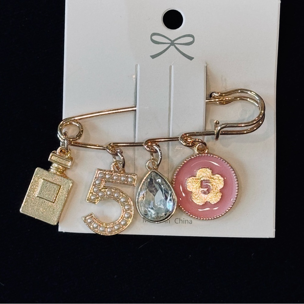 ✨ Chic Gold-Tone Safety Pin Brooch with Pearl Charms ✨ NWT Pink